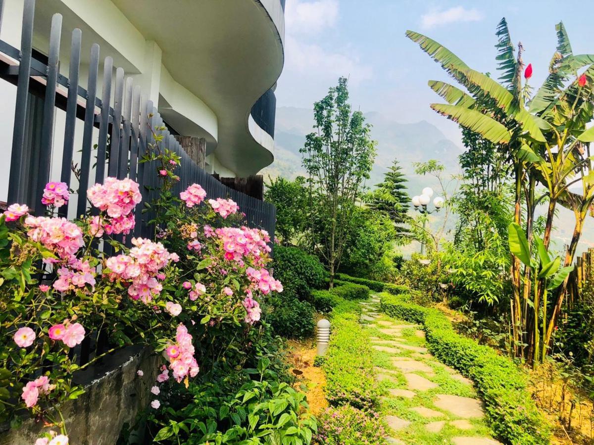 Pao'S Sapa Leisure Hotel Exterior foto A view of the garden at the hotel