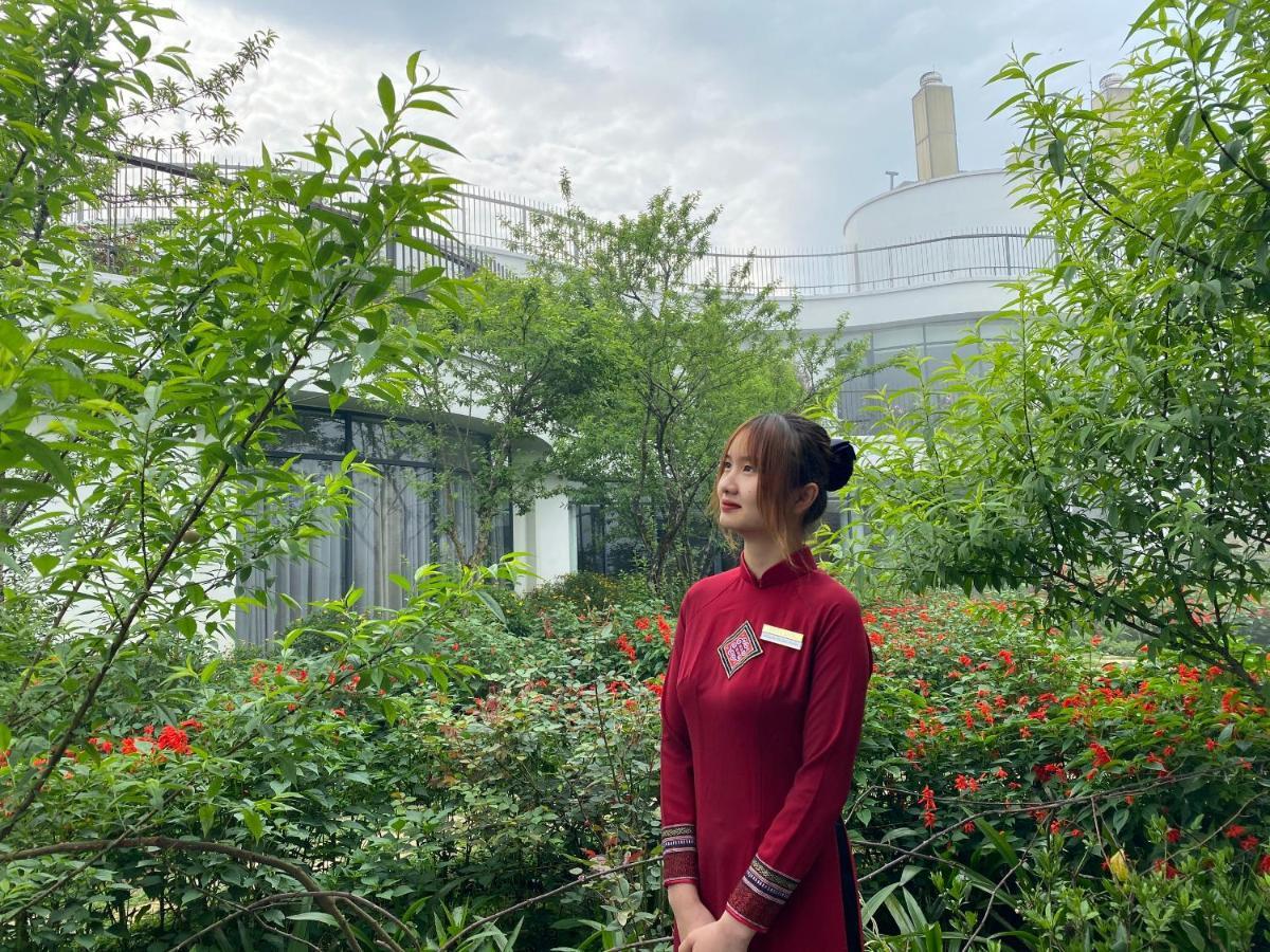Pao'S Sapa Leisure Hotel Exterior foto A woman wearing a qipao