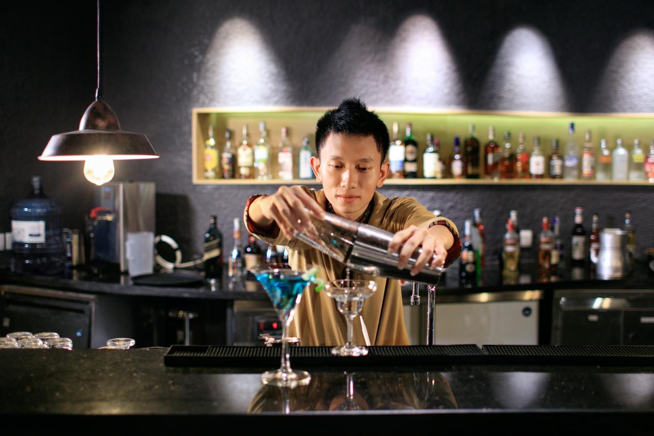 Pao'S Sapa Leisure Hotel Exterior foto A bartender at work